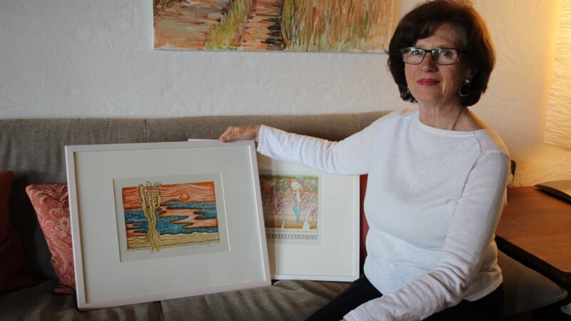 Helga Rackl mit zwei ihrer lyrischen Teppiche, die auch in Falkenstein zu sehen sein werden.