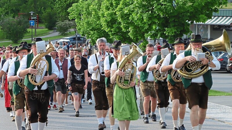 Die Altnußberger Musikanten marschierten voran.