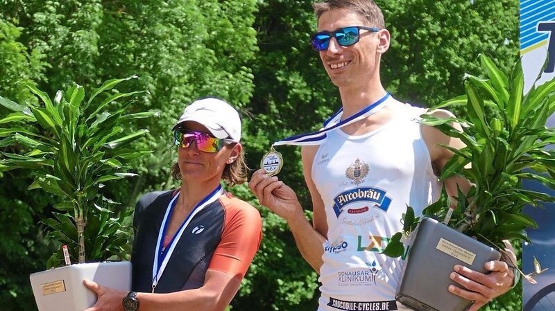 Die niederbayerischen Meister in der Olympischen Triathlon Distanz: Sylvie Kurz und Florian Schedlbauer.