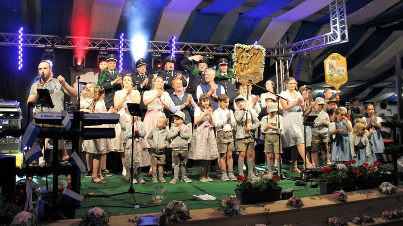 Alle Festhonoratioren erobern am Montag noch einmal gemeinsam die Bühne des Höhhofer Festes.
