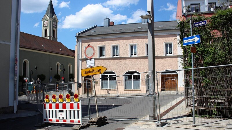 Seit Dienstag ist der Kreuzungsbereich vor dem Graf-Luckner-Platz in Cham gesperrt.