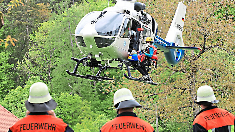 Ein Hubschrauber war bei der Rettung der verunglückten Kletterin im Einsatz.