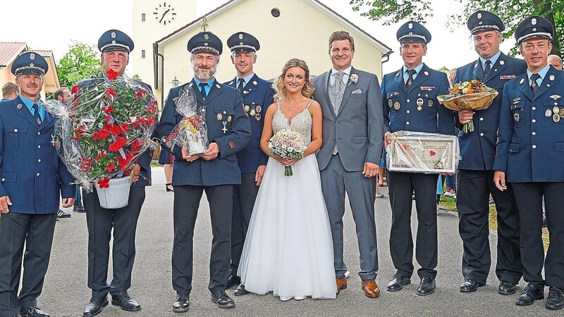 Die beiden Feuerwehren aus Weiding und Runding überreichten Blumen und kleine Erinnerungsgeschenke an das frisch vermählte Paar.