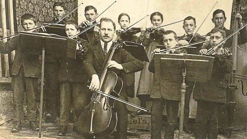 Auch musikalisch war Anton Haller - hier zum Beispiel mit dem Streichorchester von Schülerinnen und Schülern.