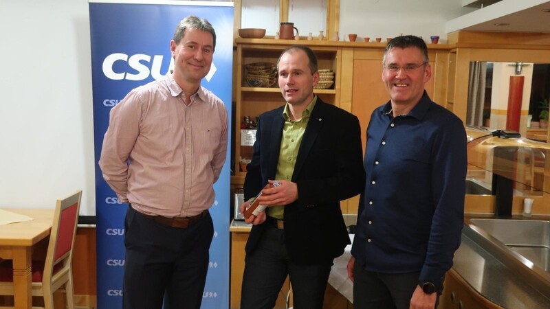 CSU-Ortsvorsitzender Josef Klimmer mit Dr. Robert Pangerl (li.) und Praxismanager Lutz Steigleder (re.) aus Zwiesel.