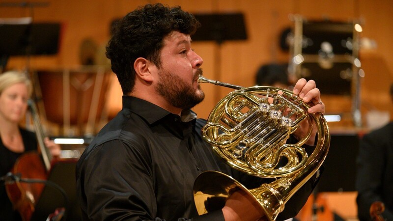 Matias Piñeira, der Solohornist der Münchner Philharmoniker, spielt Mozarts Hornkonzert in Es-Dur KV 496 im Gasteig.