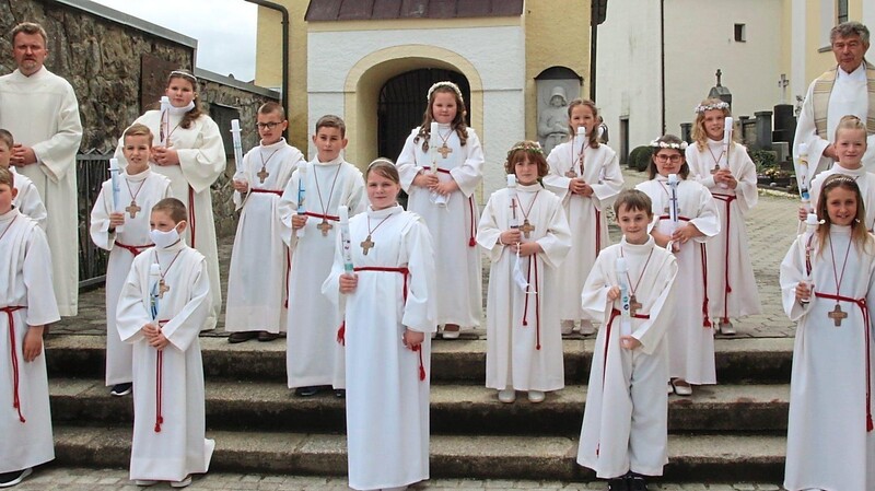Am Sonntag durfte mit den Kindern der Klasse 3b die zweite Gruppe ihre Erstkommunion feiern.
