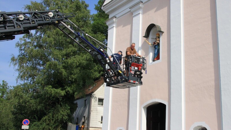 Mit viel Feingefühl bracht die Freiwillige Feuerwehr die neue Madonna an ihren Platz.