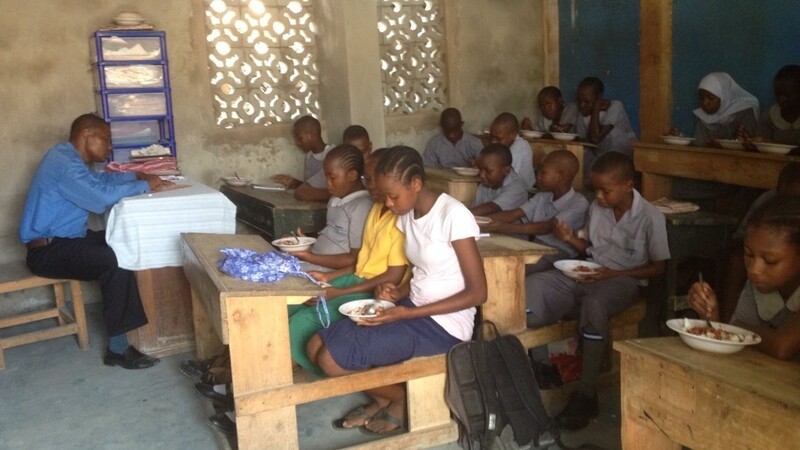 Spärlich ist das Klassenzimmer der "Little Angel School" in Mombasa ausgestattet.Die Schule ist auf Spenden angewiesen.