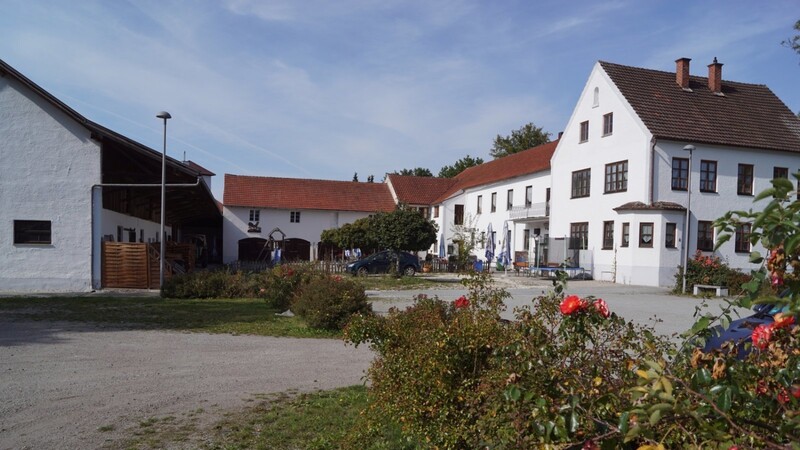 Die Schlosswirtschaft prägt den Haarbacher Ortsmittelpunkt. Im rechten Teil des Dreiseitbaus befindet sich das Wirtshaus, in der Mitte ist der Gebäudetrakt zu sehen, in dem die Schießanlage der Schloss-Schützen untergebracht ist. Der Gebäudeteil links dient als Abstellfläche.