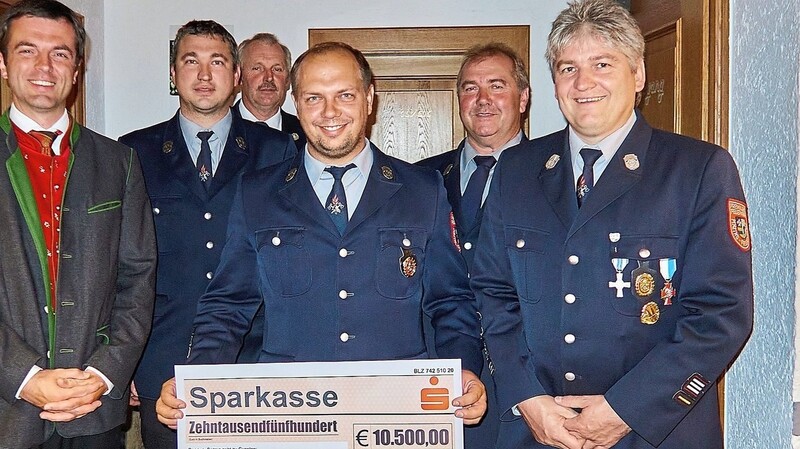 An die Vertreter der Gemeinde Weiding, Bürgermeister Daniel Paul (links) und Gemeinderat Stefan Spindler (2. von rechts) wurde seitens der FFW-Führungsriege ein Spendenscheck in Höhe von 10.500 Euro übergeben.