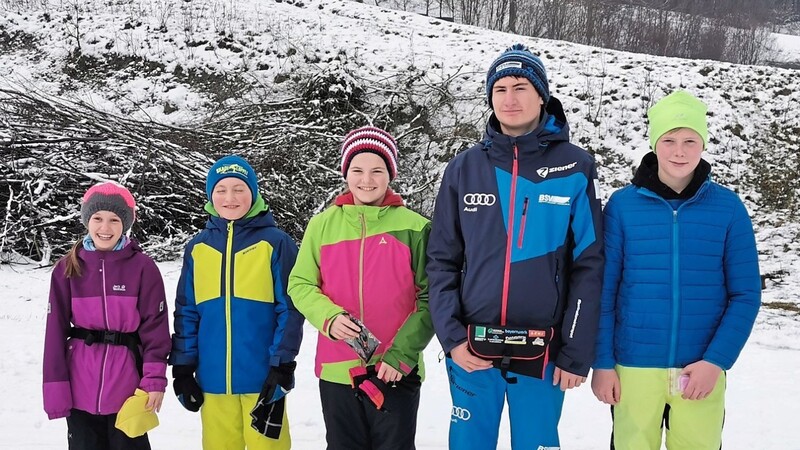 Die erfolgreichen Langläufer des Skiclubs Furth im Wald beim Start in Warmensteinach.