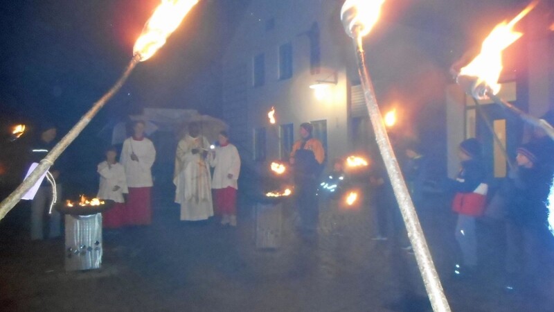 Pfarrer Dr. Theodore segnete das Feuer.