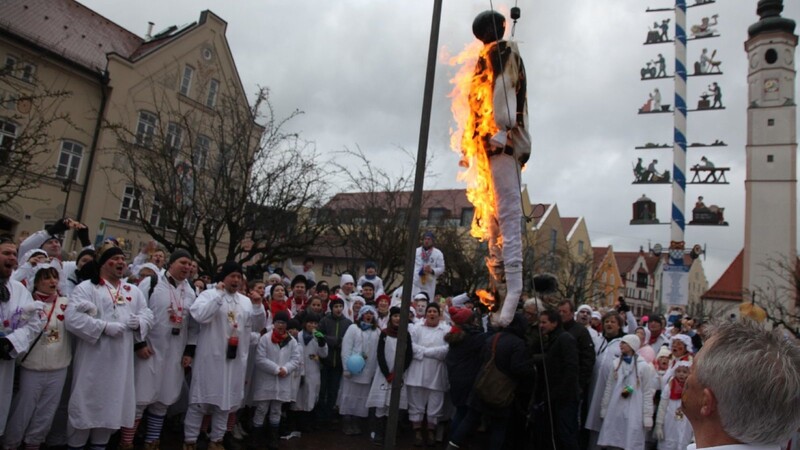 Alljährlich treiben die "Hemadlenzen" in Dorfen im Landkreis Erding symbolisch den Winter aus, indem sie eine Strohpuppe verbrennen.