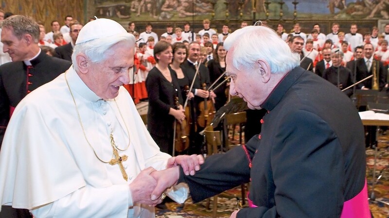 Georg Ratzinger mit seinem Bruder Papst Benedikt XVI. in der Sixtinischen Kapelle in Rom. Sie telefonieren fast täglich.