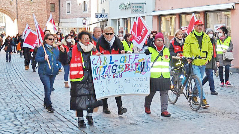 Der Demozug zieht durch Landshuts Innenstadt bis vor das Rathaus. Mitarbeiterinnen der Mittagsbetreuung der Carl-Orff-Grundschule Landshut streiken am Dienstag ebenfalls mit.
