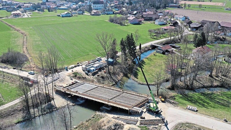 Die Arbeiten an der Kollbachbrücke bei Mariakirchen gehen gut voran.