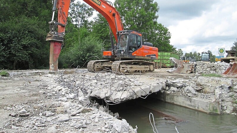 Am Donnerstag wurden schwere Geräte in Form eines großen Baggers eingesetzt, um den Abbau der alten Brücke durchzuführen.