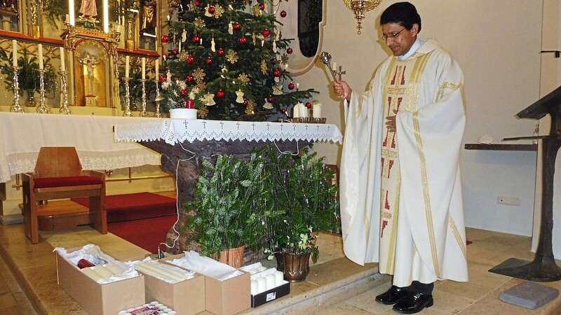 Pfarrvikar Pater Kuriakose segnete die Kerzen neben dem Altar, die in der Kirche während des Jahres gebraucht werden.