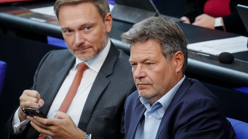 Finanzminister Christian Lindner (FDP) und sein Kabinettskollege, Wirtschaftsminister Robert Habeck (Grüne), im Deutschen Bundestag.