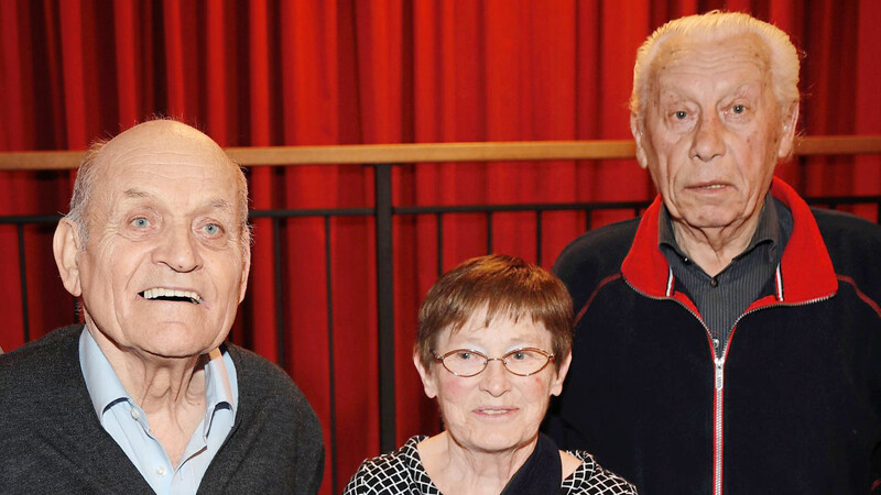Seit 70 Jahren halten Konrad Simon und Georg Weindl dem Verein die Treue, Maria Purcz ist seit 50 Jahren Mitglied.