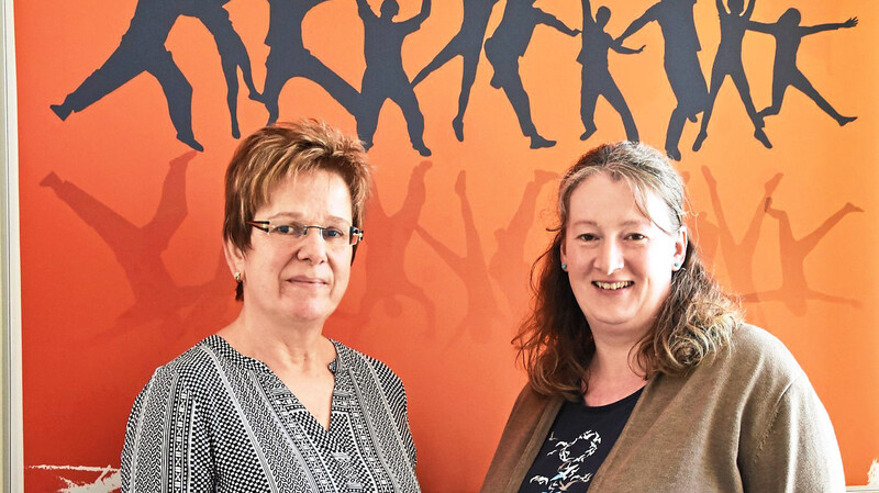 Optimismus steht auf dem Programm: Vhs-Leiterin Ramona Meißner (links) und ihre Kollegin Regina Bauer.