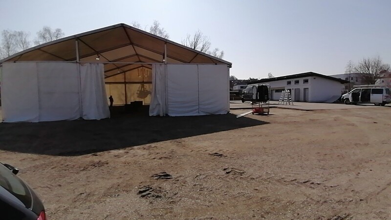 Auf dem Veldener Volksfestplatz wurden am Freitag die Zelte für eines der drei neuen Schnelltest-Zentren im Landkreis Landshut aufgebaut. Am heutigen Montag soll das Zentrum seinen Betrieb aufnehmen und nach Voranmeldung sieben Tage pro Woche Tests ermöglichen.