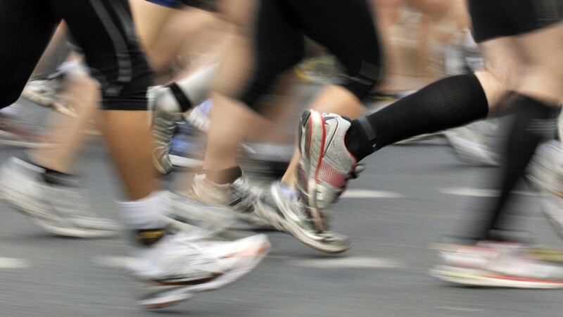 Wochenlang haben sich die Läufer in Niederaichbach (Kreis Landshut) auf den Weltrekordversuch vorbereitet. Gelaufen wird in einer Pendel-Staffel - jeder Teilnehmer übernimmt 100 Meter. (Symbolbild)