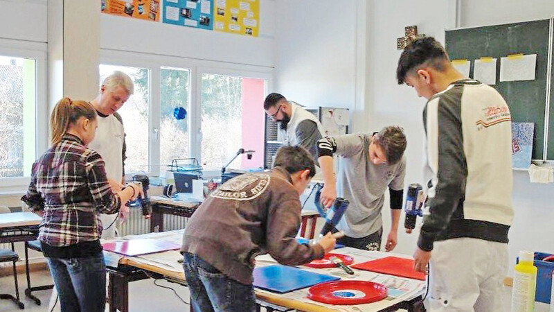 Bei Praktika bekommen die Mittelschüler Einblick in Berufe und die heimische Wirtschaft. Hier ein Maler-Praktikum mit zwei Malern in Räumen der Schwarzacher Schule.