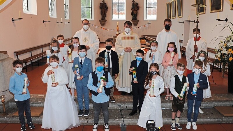 Kinder aus dem Pfarrverband Steinzell feierten ihre Erstkommunion.
