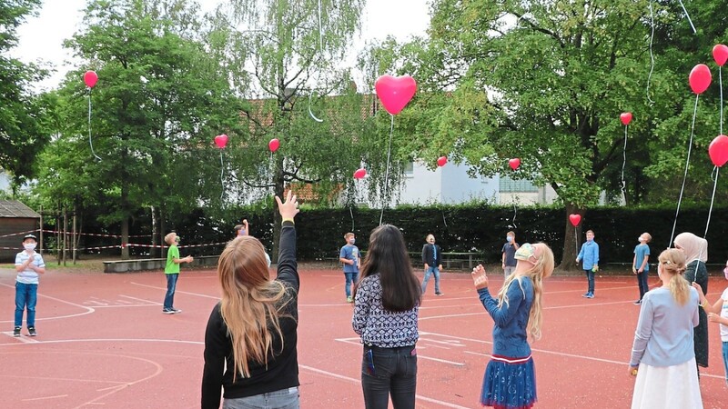 Zum Abschluss der Verabschiedung durfte jedes Kind einen Ballon steigen lassen.