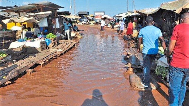 Wasser hat den Ggaba-Markt in Kampala überflutet. Einkaufen darf aufgrund der Ausgangssperre niemand. Da viele aber von der Hand in den Mund leben, gehen manche trotzdem - besser an Covid 19 sterben statt am Hunger.