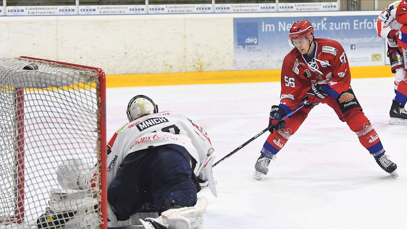 Deggendorfs AHL-Leihgabe Manuel Wiederer (r.) blieb bei seinem DSC-Debüt gegen Selb am Dienstag noch punktlos.