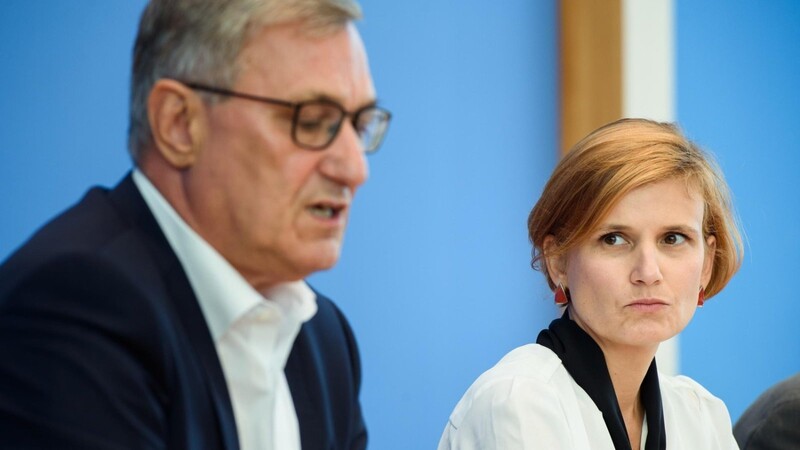 Schlechte Stimmung bei der Linken: Die Parteichefs Bernd Riexinger und Katja Kipping müssen zwei krachende Niederlagen analysieren.