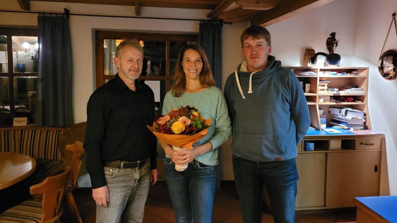 Die ASV-Vorstände Karl-Heinz Traurig (l.) und Thomas Altmann gratulierten Lena Brandl zur bestandenen Übungsleiterprüfung.