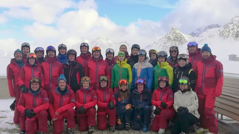 Das Ski- und Snowboardlehrerteam startete auf dem Stubaier Gletscher in die Saison.