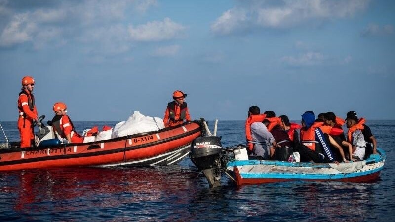 Am Sonntag erreichte die "Alan Kurdi" die italienische Mittelmeerinsel Lampedusa. Zuvor hatte die Crew des deutschen Rettungsschiffes am Samstag 91 Menschen von einem Schlauchboot gerettet (Archiv).