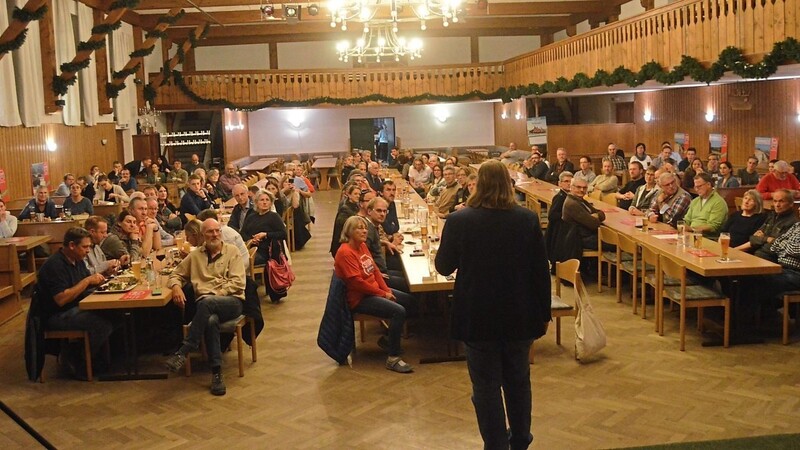 Etwa 100 Besucher kamen zur Versammlung der B15neu-Gegner nach Geisenhausen.