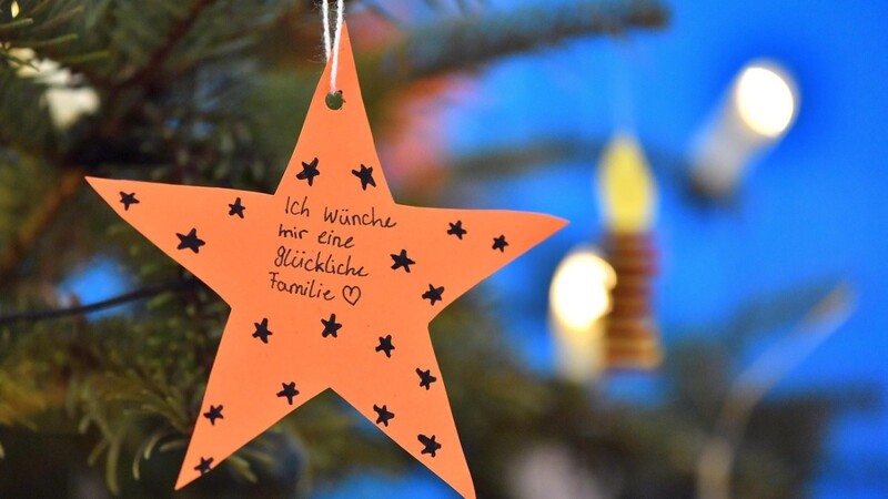 "Ich wünsche mir eine glückliche Familie" steht auf einem Stern, der an einem Christbaum hängt. Annette Straßer vom Familienstützpunkt rät zu Geduld und Flexibilität im familiären Bereich.