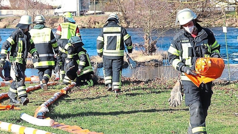 Am Blaibacher Campingplatz bauten Aktiven der Feuerwehren eine Ölsperre auf, die dann quer über den Fluss gezogen wurde.