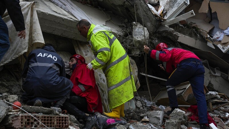 Rettungskräfte suchen nach Menschen in den Trümmern eines zerstörten Gebäude.