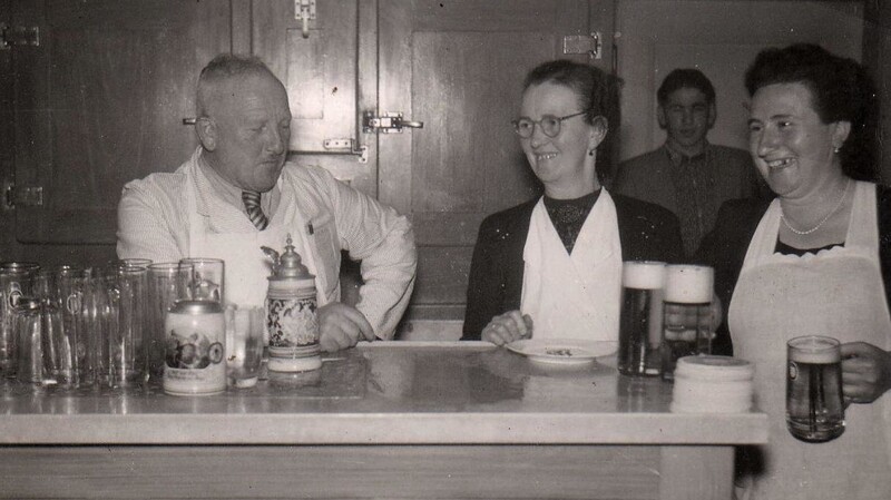 Ein Bild aus den 1950er Jahren: Betriebsgründer Michael Geiger (v. l.) mit Ehefrau Margarethe und der langjährigen Kellnerin Berta Kanak (Bauer).