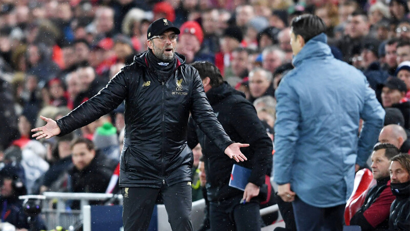Polarisierende Szene im Hinspiel: Liverpool-Coach Jürgen Klopp (li.) fragt offenbar Niko Kovac, was der Bayern-Trainer von ihm wollte.