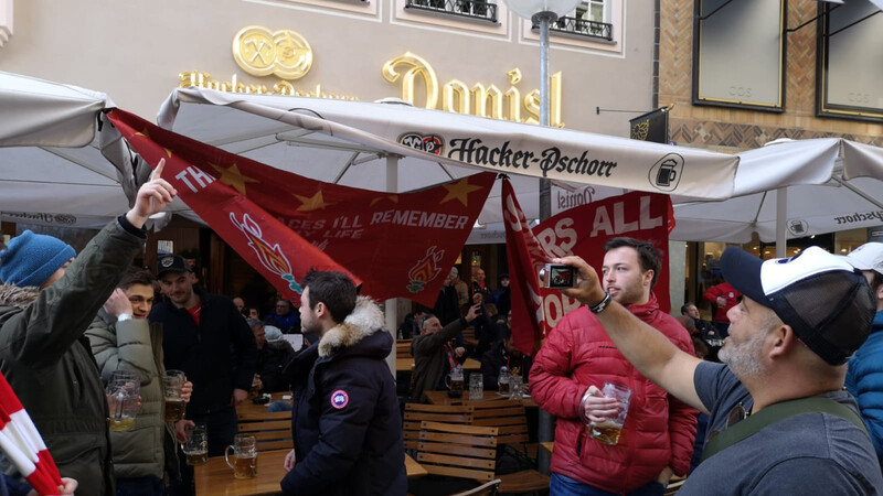 Liverpool-Fans am Marienplatz in München.