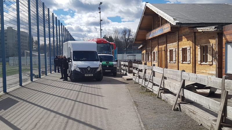 Der Bus der Liverpooler mit Polizeibegleitung auf dem Trainingsgelände des TSV 1860.