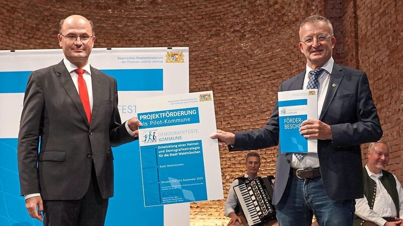 Waldmünchen ist "Demografiefeste Kommune": Am Dienstagnachmittag überreichte Finanzminister Albert Füracker (links) Bürgermeister Markus Ackermann in München den Förderbescheid.