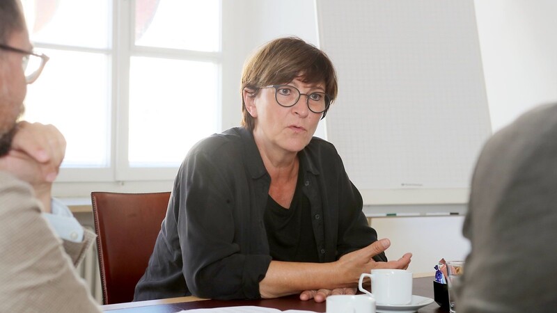 Saskia Esken umreißt im Redaktionsgespräch in Landshut die "Zukunftsmissionen" des SPD-Wahlprogramms.