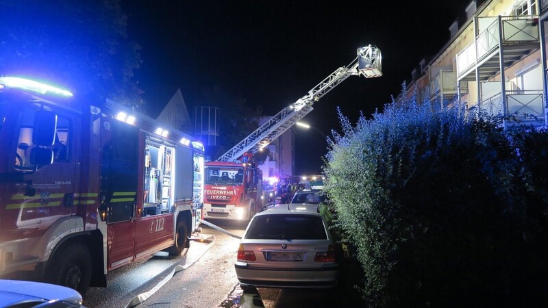 In einem Mehrfamilienhaus in Freising ist am Freitag ein Brand ausgebrochen.