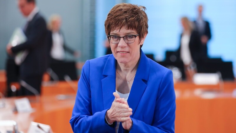 Annegret Kramp-Karrenbauer musste sich wegen ihrer Kampfjet-Pläne im Verteidigungsausschuss des Bundestags erklären.