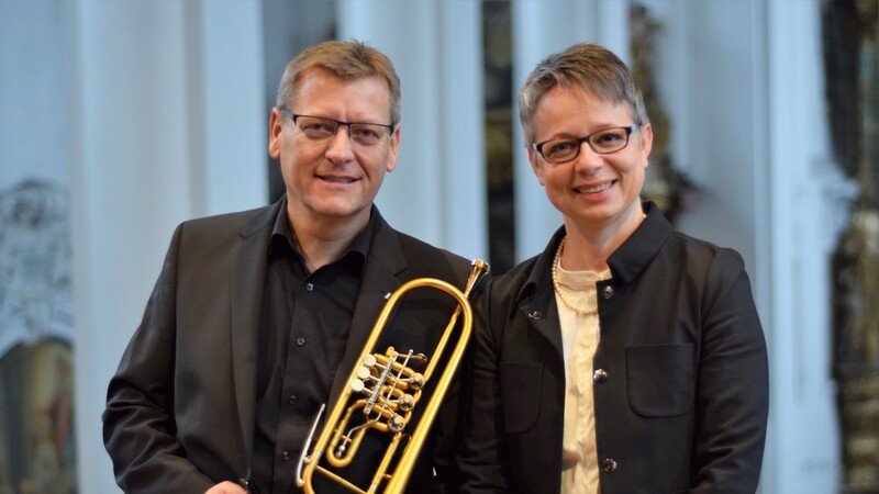Siegfried Hirtreiter (Trompete) und die neue Kirchenmusikerin von St. Josef, Kathinka Frank (Orgel).